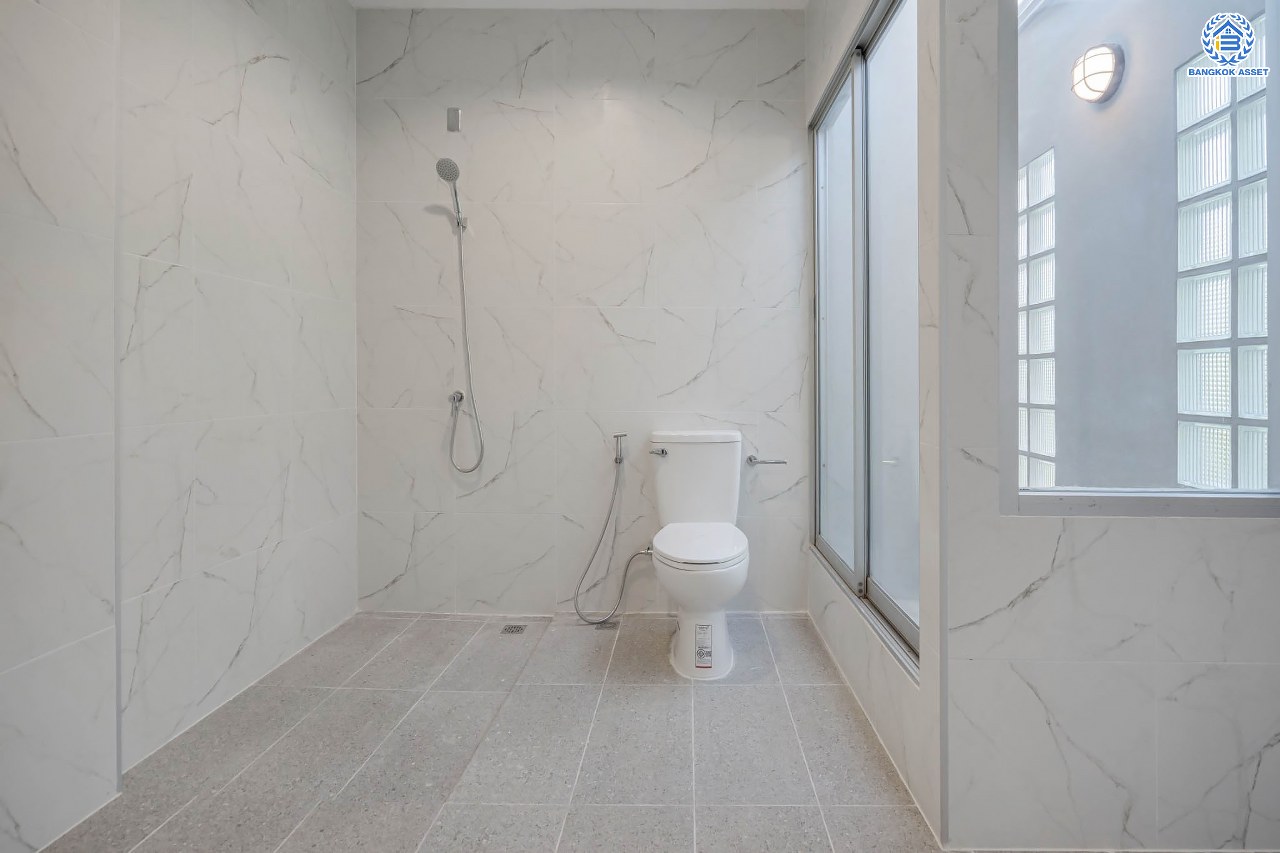 บ้านมือสองตกแต่งใหม่ โครงการ โนเบิล วานา วัชรพล ดีไซน์สุดโดดเด่น เนื้อที่ 68.5 ตร.ว. ฟังก์ชันจัดเต็ม 3 ห้องนอน 4 ห้องน้ำ 1 ห้องแม่บ้าน จอดรถได้ 2 คัน บนทำเลเดินทางสะดวก ใกล้เซ็นทรัลรามอินทรา, จุดขึ้นทางด่วน "สุขาภิบาล5-1" และรถไฟฟ้าสายสีชมพู "สถานีวัชรพล"